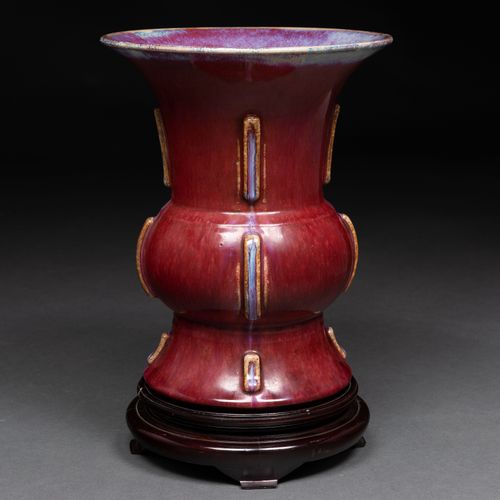 Null Vase chinois en forme de trompette en porcelaine flambée. Travail chinois, &hellip;