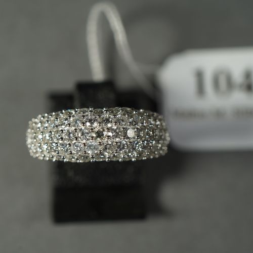 Null 104- Bague jonc en or gris pavée de diamants

Tour de doigt : 53

Pds : 3,9&hellip;