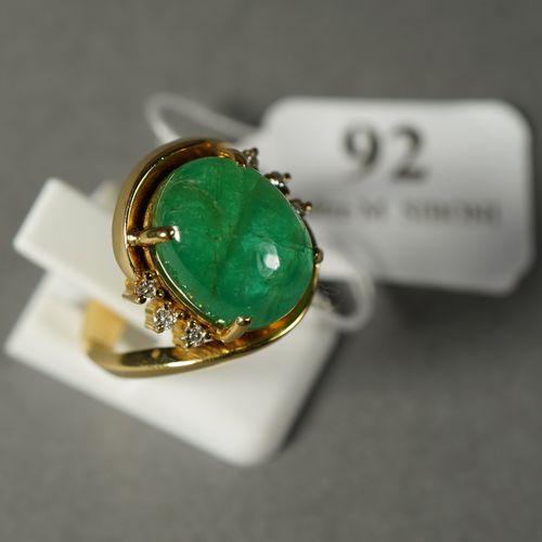 Null 92- Bague en or jaune sertie d'un cabochon d'émeraude entouré de trois diam&hellip;