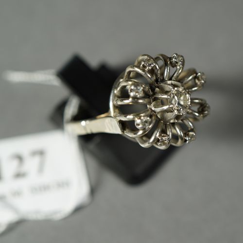 Null 127- Bague en or gris sertie d'un diamant entouré de huit petits diamants

&hellip;