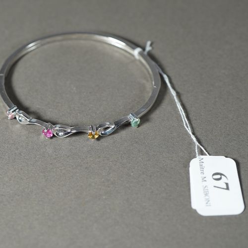 Null 67- Bracelet rigide en argent orné de tourmalines multicolores

L : 17 cm

&hellip;