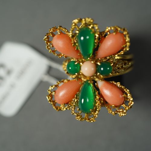 Null 82- Jean ETE

Bague ''Fleur'' en or jaune, pétales ornés de corail peau d'a&hellip;