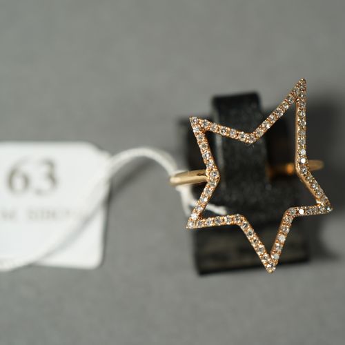 Null 163- Bague en or rose formant une étoile sertie de diamants

Tour de doigt &hellip;