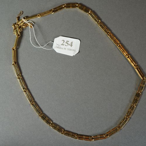 Null 254- Collier en or jaune

Pds : 37,30 g