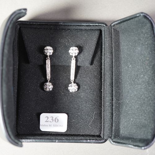 Null 236- Paire de pendants d'oreilles en or gris et diamants