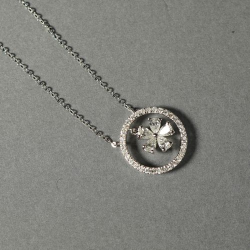 Null 106- Pendentif rond en or gris serti d'une fleur en diamant à l'intérieur d&hellip;