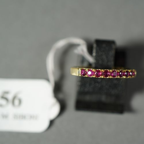 Null 56- Bague en or jaune 9K ornée de rubis

Tour de doigt : 52

Pds : 1,3 g