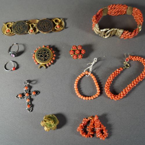 Null 318- Lot comprenant : 2 bracelets en corail, breloque en corail, croix en c&hellip;