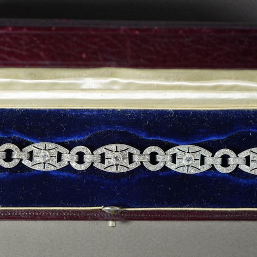 Null 211- Bracelet en or gris orné d'un pavage de diamants

Travail Art Déco

Pd&hellip;