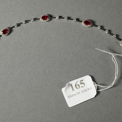 Null 165- Bracelet en or gris serti de rubis et diamants

Pds : 5,1 g