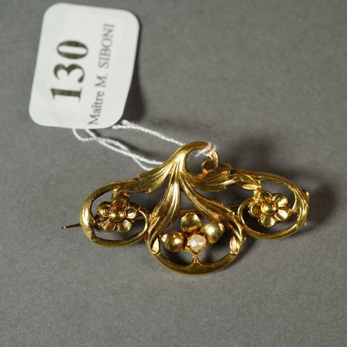 Null 130- Broche arabesque feuillagée en or jaune ornée d'une perle

Epoque Art &hellip;