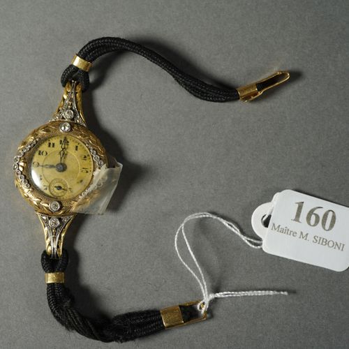 Null 160- Montre de dame en or jaune à décor de feuillage sertie de petits diama&hellip;