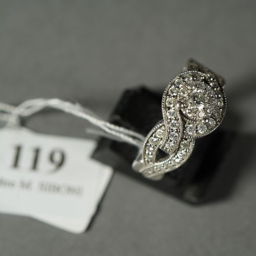 Null 119- Bague en or gris 14K ornée d'un pavage de diamants

Tour de doigt : 54&hellip;