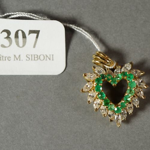 Null 307- Pendentif ''coeur'' en or jaune serti d'émeraudes et de diamants

Pds &hellip;