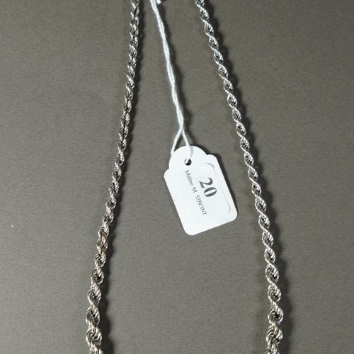 Null 20- Collier torsadé en argent

Pds : 12 g - L : 45 cm