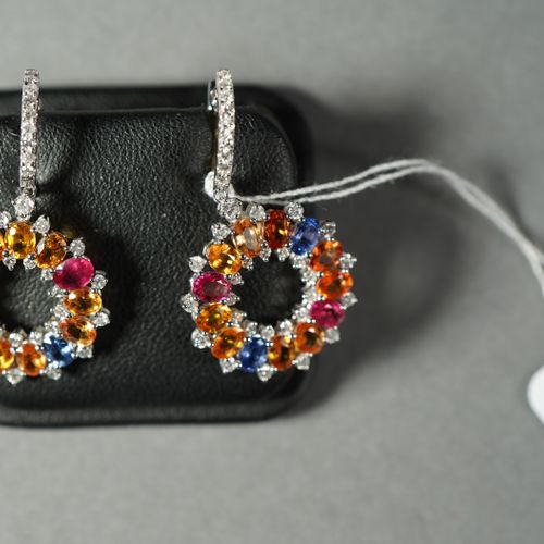 Null 105- Paire de pendants d'oreilles en or gris pavés de saphirs multicolores &hellip;