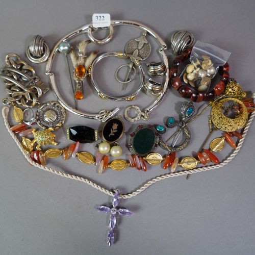 Null 322- Lot de bijoux fantaisie : bracelets, collier, boucles d'oreilles, broc&hellip;
