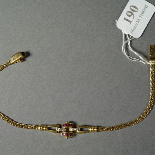 Null 190- Bracelet en or jaune à motif central serti de rubis calibrés et de pet&hellip;