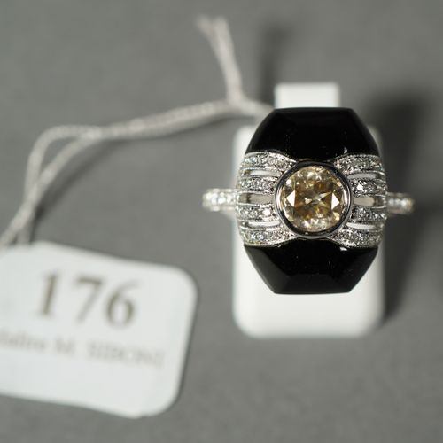 Null 176- Bague en or gris ornée d'un diamant central (1 ct env.) sur une plaque&hellip;