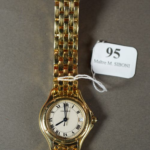 Null 
95- CARTIER Cougar

Montre de femme ronde en or jaune

Boîtier rond. Ferme&hellip;