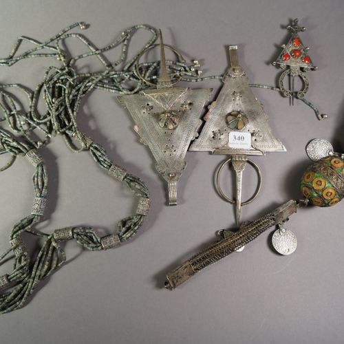 Null 340- Lot de bijoux d'Afrique du Nord : broche, pendentif et divers