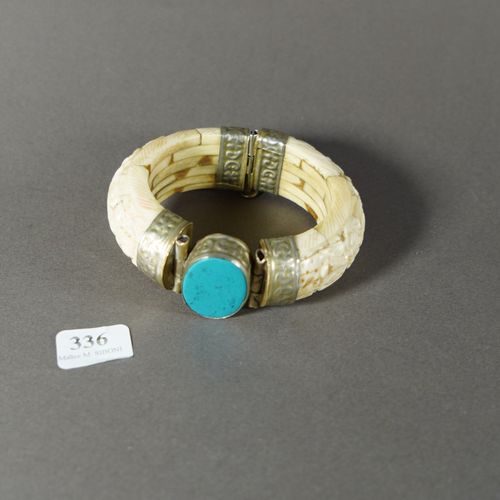 Null 
336- Bracelet ethnique en os serti d'une turquoise