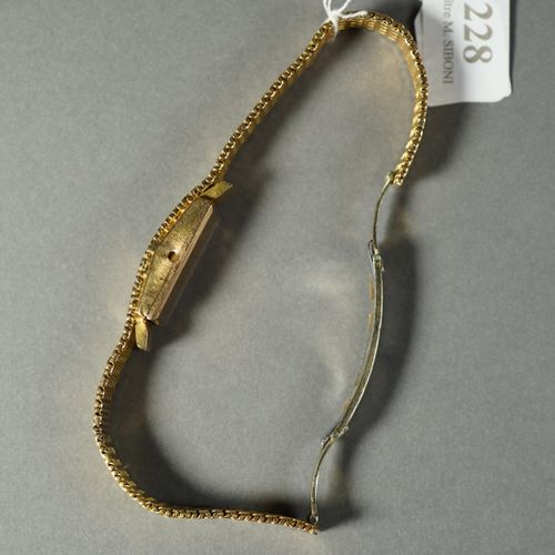 Null 228- Montre-bracelet en or jaune

Fermoir acier

(manque le mouvement)

Pds&hellip;