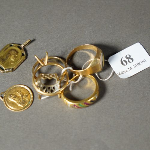 Null 68- Lot de bijoux en or : chevalière, deux montures de bague et bague serti&hellip;
