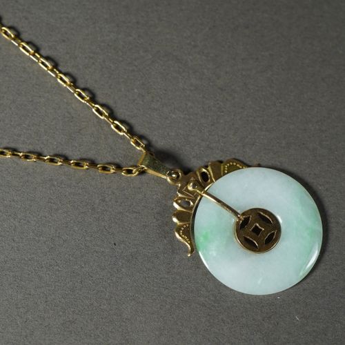 Null 206- Chaîne en or jaune et son pendentif en jade

Monture en or

Pds : 8,75&hellip;