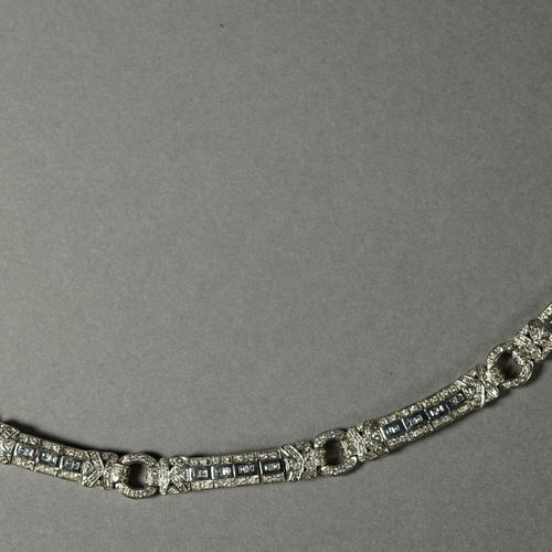 Null 87- Bracelet en or gris style Art Déco serti de diamants à maillons articul&hellip;