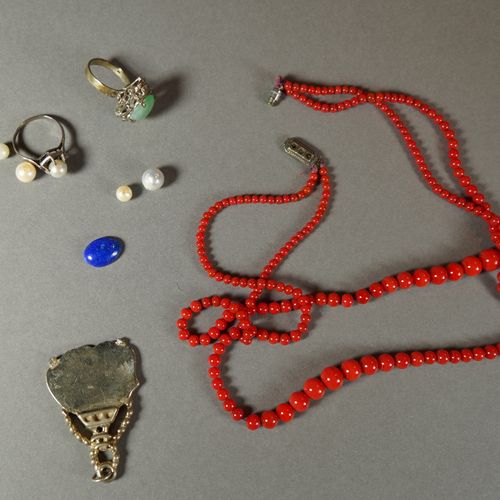 Null 268- Lot comprenant : collier, bague avec perle métal, pendentif orné de pe&hellip;