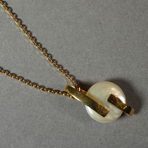 Null 296- Chaîne en or avec son pendentif serti d'une perle Mabé

Pds : 4,80 g