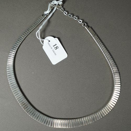 Null 18- Collier en argent 835

Pds : 30 g - L : 45 cm