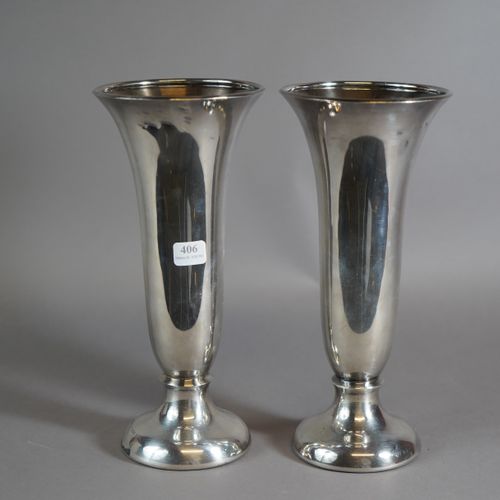 Null 
406- Paire de vases en métal argenté anglais




H : 26 cm