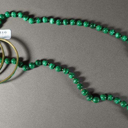 Null 319- Collier et deux bracelets en malachite