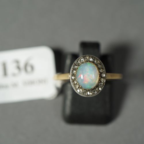 Null 136- Bague en or et argent ornée d'un cabochon d'opale entouré de petites r&hellip;