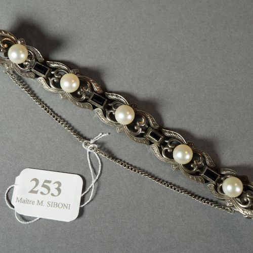 Null 253- Bracelet en argent serti de 7 perles de culture et 6 pierres bleues

(&hellip;