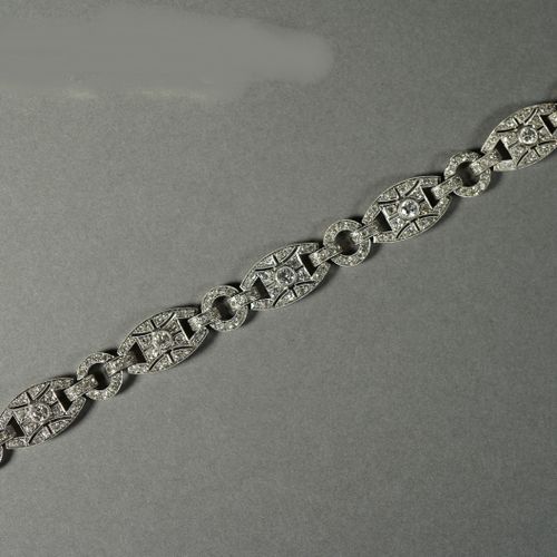 Null 211- Bracelet en or gris orné d'un pavage de diamants

Travail Art Déco

Pd&hellip;