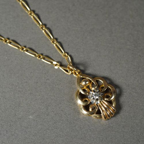 Null 203- Chaîne en or et son pendentif en or serti d'un petit diamant

Pds : 7,&hellip;