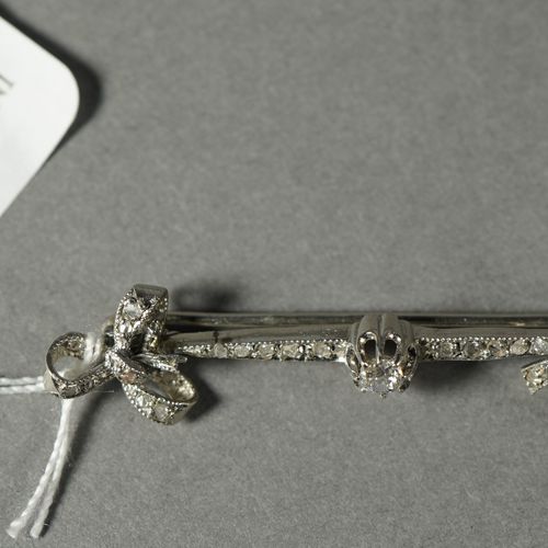 Null 83- Broche barrette ''noeuds'' en platine sertie d'un diamant taille ancien&hellip;