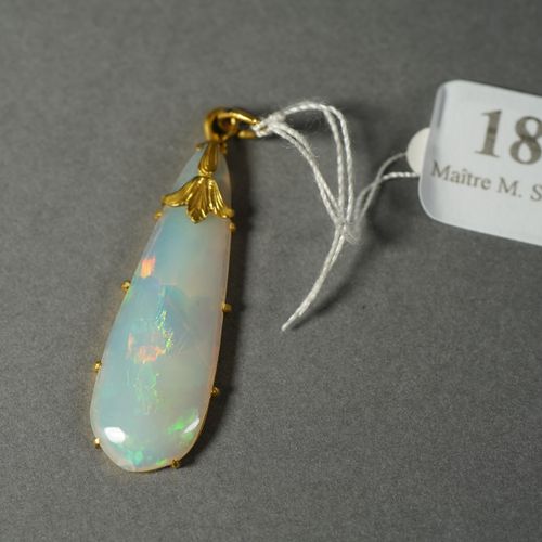 Null 188- Pendentif en or jaune serti d'une importante opale en goutte

Travail &hellip;