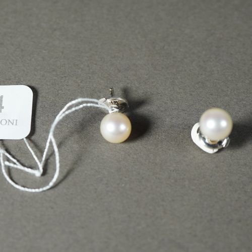 Null 234- Paire de boutons d'oreilles en or gris et perles

Pds : 2,40 g