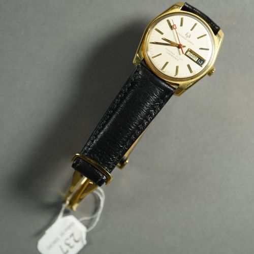 Null 237- UNIVERSAL Genève pour Tiffany & Co

Montre d'homme en or jaune

Fermoi&hellip;