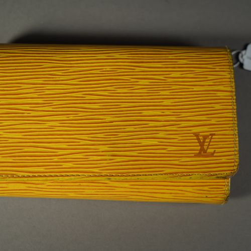 Null 362- Louis VUITTON

Porte-monnaie en cuir épi jaune

(usures)