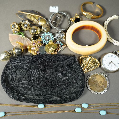 Null 218- Ensemble de bijoux fantaisie : bracelet ivoire, broche ''insecte'' en &hellip;