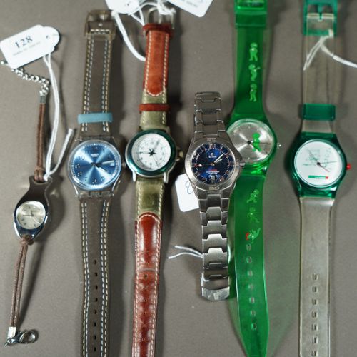 Null 128- Lot de quatre montres pour femme : LBMDJ, Swatch, Cetelem et Festina O&hellip;