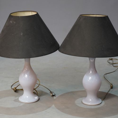 Null 394- Paire de lampes en verre opalin H : 35 cm