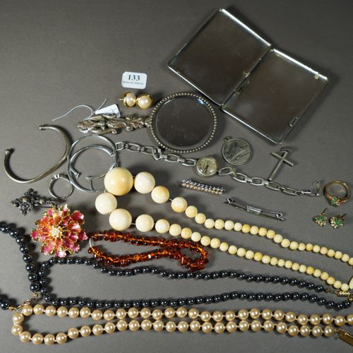 Null 133- Lot de bijoux fantaisie : collier boules d'ivoire, créoles, montre Aur&hellip;