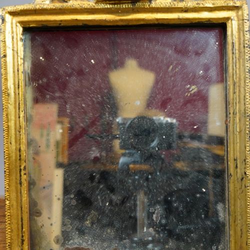 Null 251- Miroir, cadre en bois sculpté et doré à décor d'urne (accidents) H : 4&hellip;