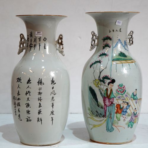 197bis- Paire de vases en porcelaine à décor de geishas (fêle à l'un) H : 44 cm